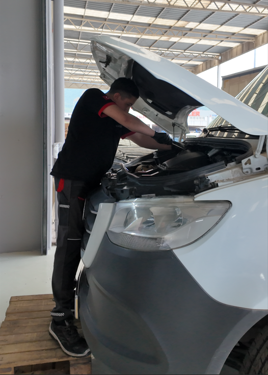 Servis aracında bakım onarım çalışması