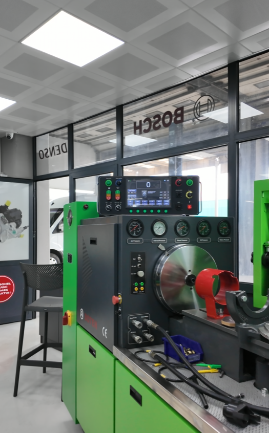 Atölyede yakıt pompası test cihazı